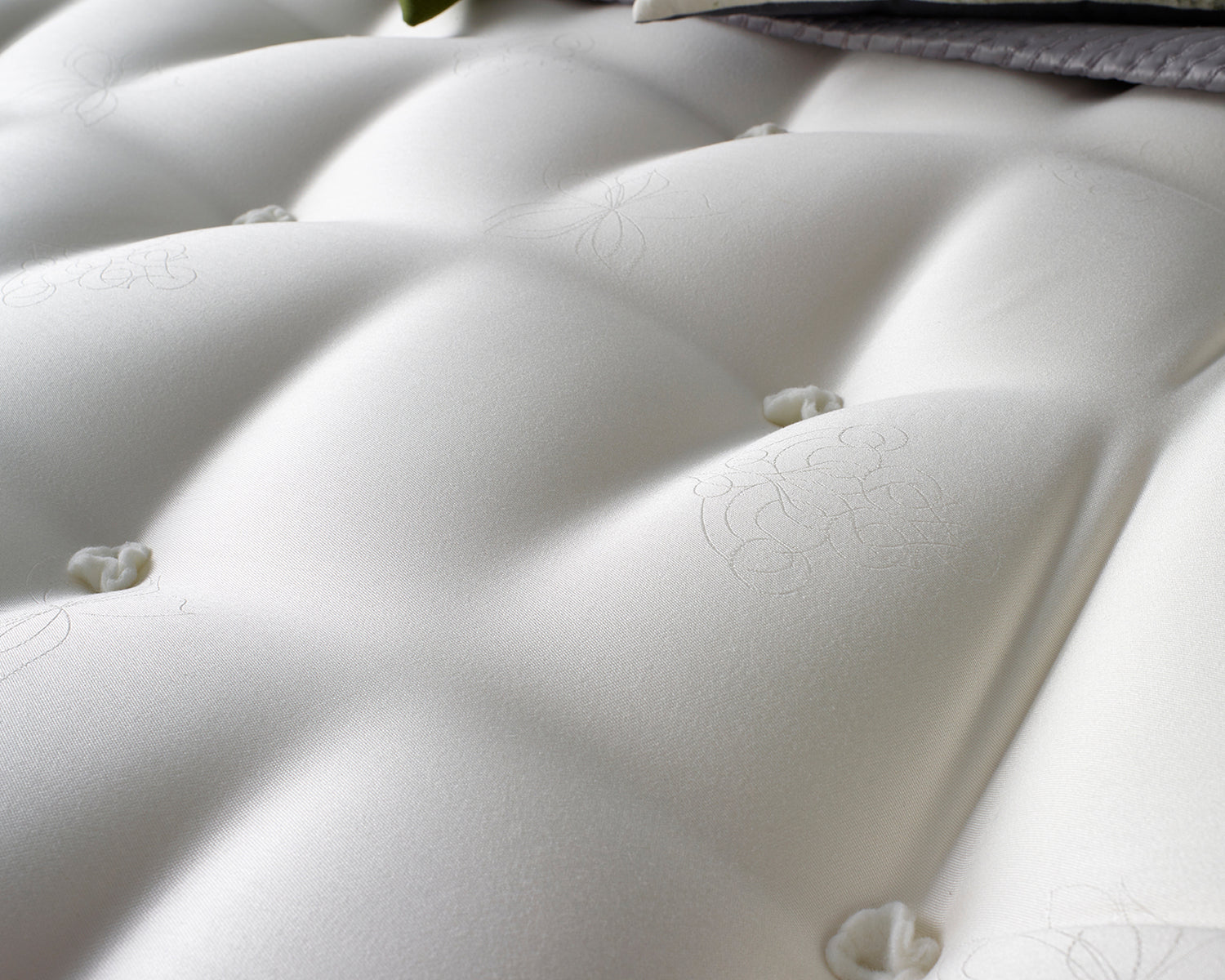 Aspire Hybrid Memory 1000 Pocket Pillowtop Mattress Close Up Of Tufts-Better Bed Company