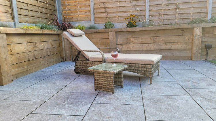 Signature Weave Savannah Sunbed With Drinks Table