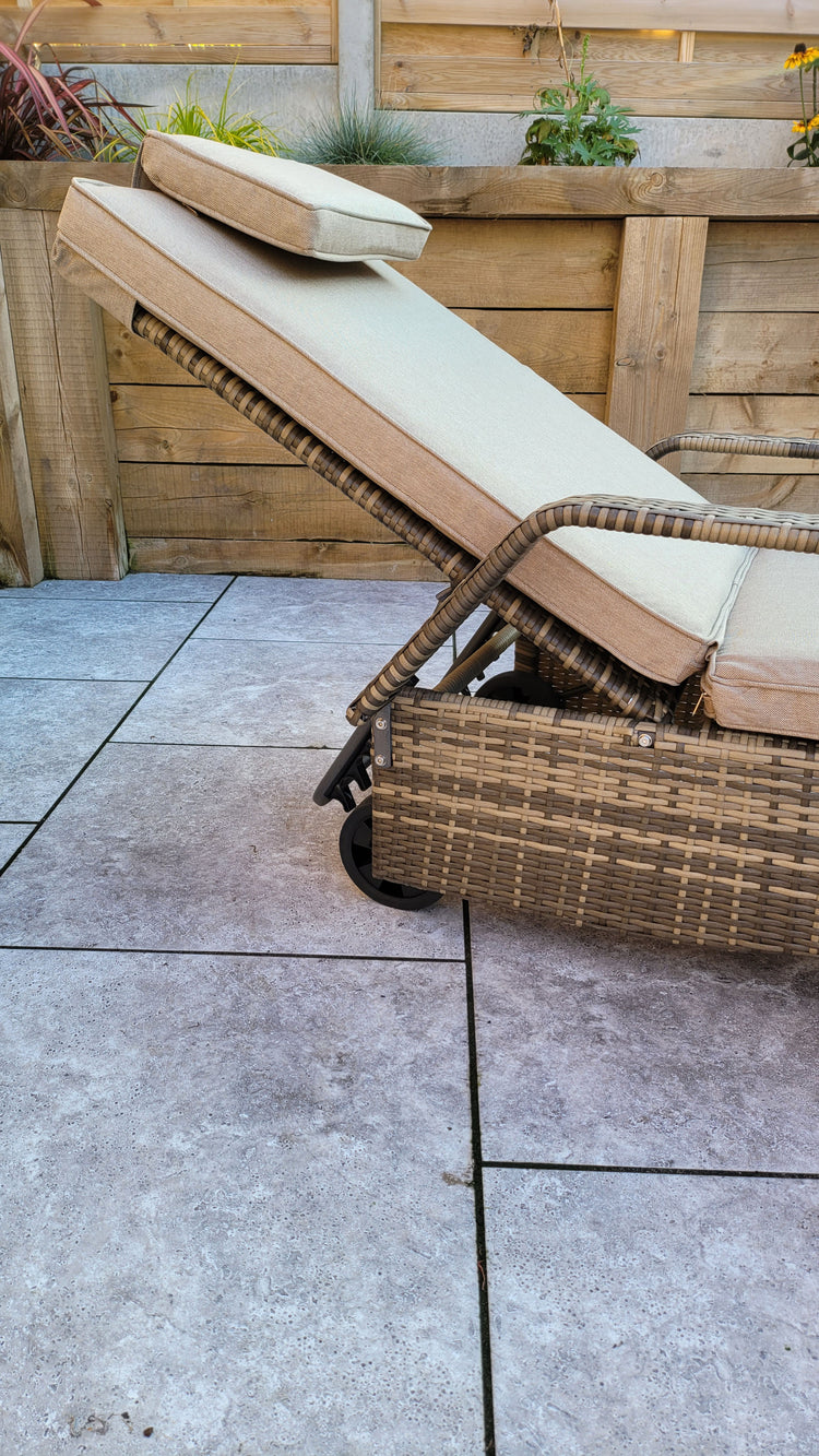 Signature Weave Savannah Sunbed With Drinks Table