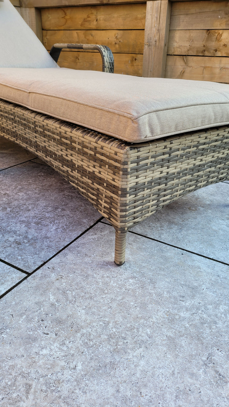Signature Weave Savannah Sunbed With Drinks Table